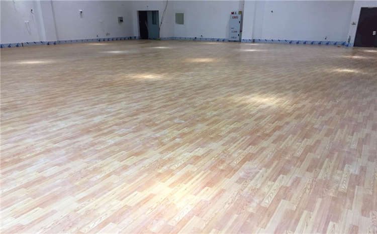 橡膠木實(shí)木運動(dòng)地板安裝施工的注意事項
